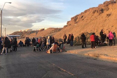 Docentes de Chubut bloquean una planta de distribución de YPF