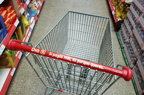 Clientes ausentes, changuitos vacíos. Bebidas y alimentos preparados, los rubros más resentidos. 