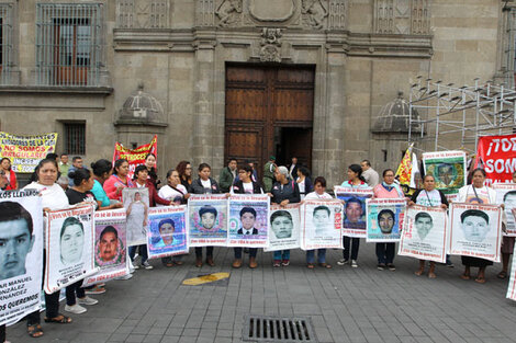 Pedido de justicia en el Zocalo de ciudad de México al cumplirse cinco años de la masacre.