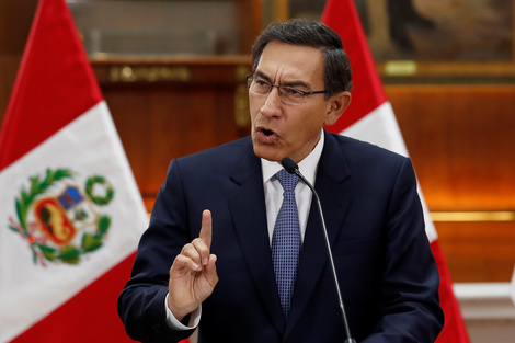 "Peligra la democracia" alerta Vizcarra en Perú