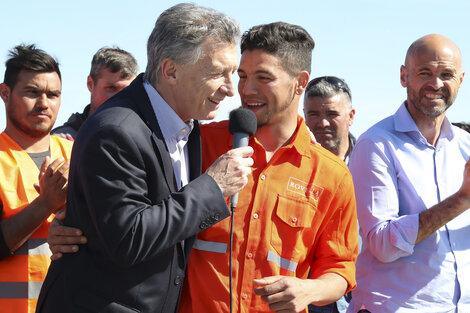 Fiesta: Macri inaugurando una parte ínfima de la ruta 8.