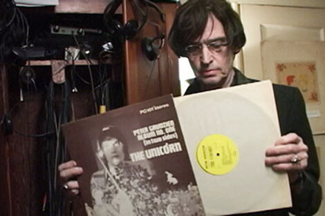 Peter Grudzien a los 65 años mostrando su disco The Unicorn. 