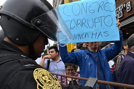 Manifestantes protestan contra el Congreso dominado por el fujimorismo. 