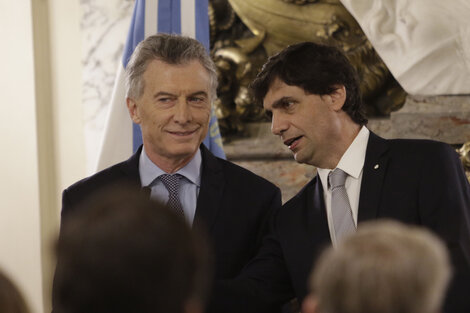 El Presidente junto al ministro de Hacienda, Hernán Lacunza.