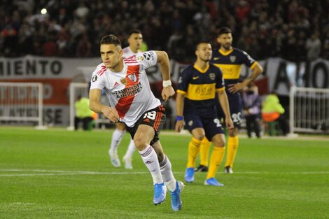 Borré sale a festejar el primero, de penal. Nacho Fernández le cedió la gentileza y después, el zurdo tuvo premio.