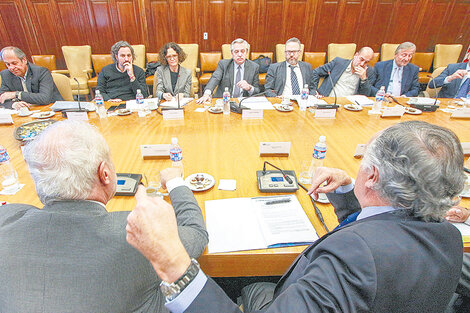 Alberto Fernández se reunió con directivos de la UIA, flanqueado por los economistas Cecilia Todesca y Matías Kulfas.