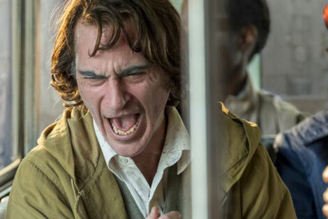 El  “Happy” de Joaquin Phoenix es capaz de reír y llorar al mismo tiempo.