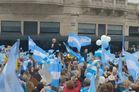 Lombardi no dudó en subir a incitar el cántico de los seguidores de Macri 