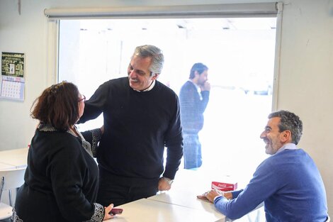 Fernández y Randazzo durante una parada en una estación de servicio.