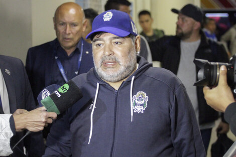 Maradona busca la primera victoria