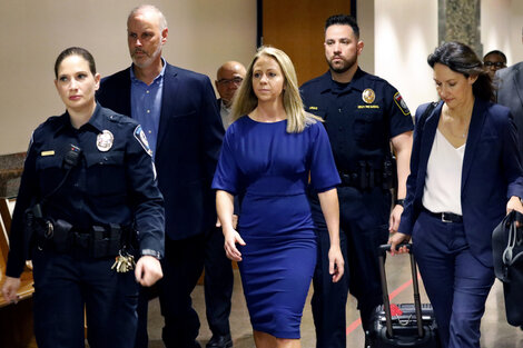 Guyger, de vestido azul, en una audiencia del juicio. 