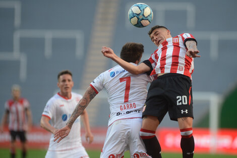 Estudiantes igualó con Huracán y se fue silbado