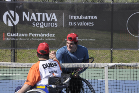 Gustavo Fernández recibe el cariño de su gente.