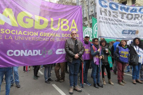 “La mesa está servida y a los docentes ni las migas”