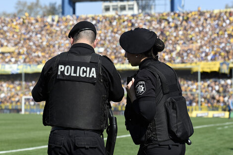 Las mujeres policías encuentran escollos que sus compañeros no.