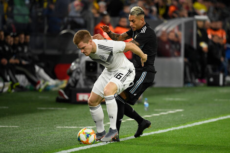 Pereyra presiona a Halstenberg en la cancha del Dortmund.