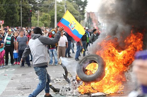 Una imagen de los incidentes frente al Parlamento, en Quito. 