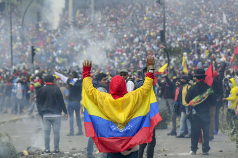 Miles de manifestantes llegaron desde la mañana a la capital de Ecuador, pese al toque de queda decretado por Moreno. 