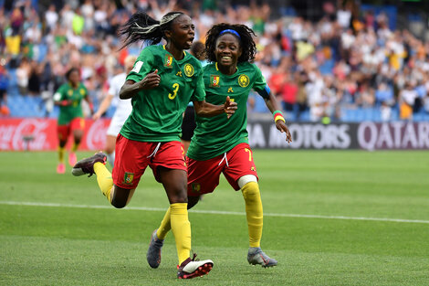 Ajara Nchout festeja, al igual que toda Camerún.