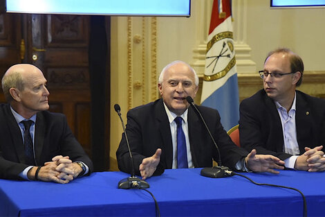 Lisfchitz junto al fiscal Saccone y el ministro Saglione.