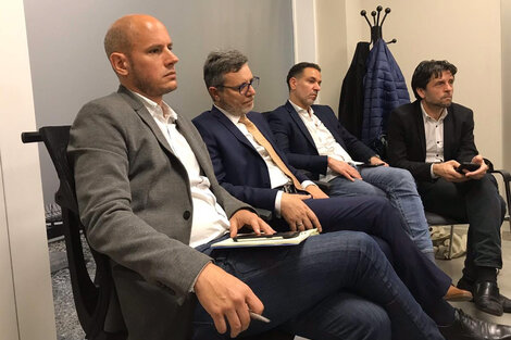 Ariel Schale (de corbata), con Guillermo Merediz (colaborador), Leo Rial y Ariel Aguilar (empresarios)