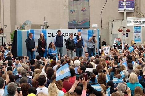 Macri, junto a Vidal, Michetti y otros funcionarios, este mediodía en Olavarría. 