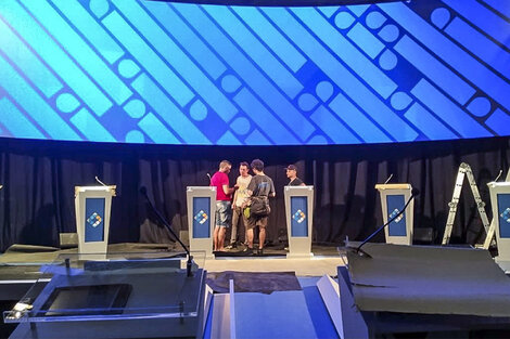 Así ultimaban los detalles del Paraninfo de la Univeridad, adecuado como set televisivo.