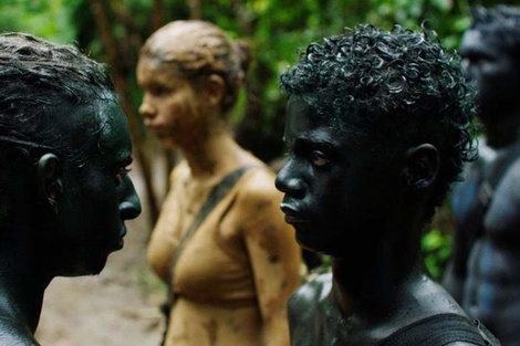 Retrato de un grupo de niños jugando a la guerra, según sus adultos les enseñan.