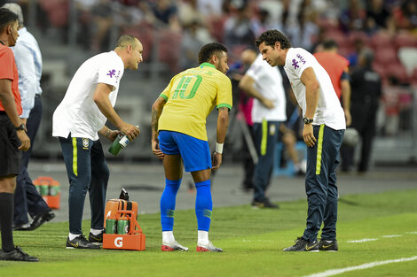 Brasil: Neymar jugó 12 minutos y volvió a lesionarse