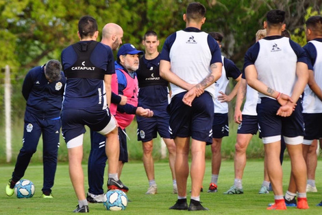 Maradona concentra otra vez en Ezeiza con Gimnasia La Plata