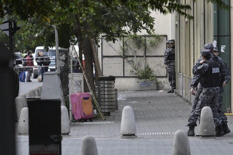 La valija carrito, de color rosa Barbie, en Sarmiento y Córdoba.