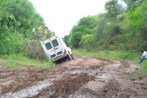 Salta: ambulancia se atascó en el barro y murió una beba en el traslado al hospital 