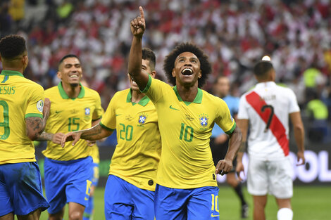 Willian festeja el quinto de la goleada de Brasil a Perú.