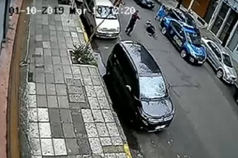 Romano cae al piso abatido por los policías.