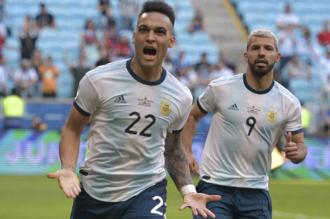 Lautaro Martínez, goleador del ciclo de Scaloni, festeja el 1-0 de Argentina.