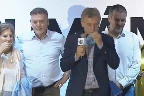 En su visita a Tucumán, Macri besó un pañuelo celeste. Antes, en Mendoza, había dicho estar "claramente a favor de las dos vidas".