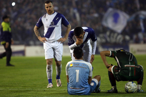 El equipo tucumano se sintió perjudicado por el árbitro y dejó de jugar.