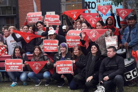 El apoyo a Victoria en la puerta de los tribunales chaqueños.