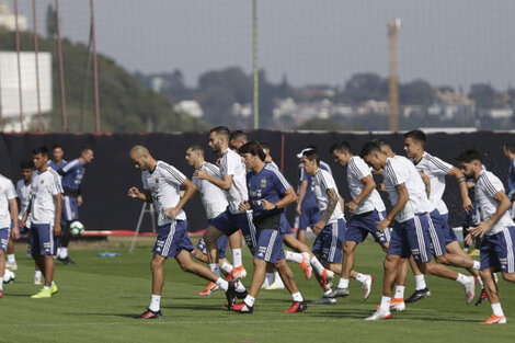 Los que no jugaron contra Qatar hicieron fútbol en espacios reducidos.