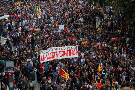 El centro, tomado por manifestantes que llevan la bandera de la estrella.