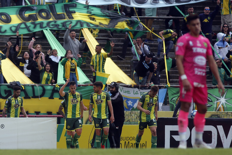 El festejo de los jugadores de Aldosivi.