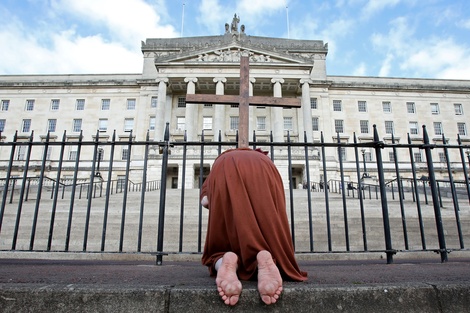 Los grupos antiderechos rezaron ante el parlamento norirlandés.