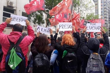 Desde temprano militantes del FOL se manifestaron frente a la fiscalía donde estaban los detenidos.