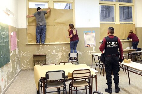Un aula porteña, preparada como cuarto oscuro. 