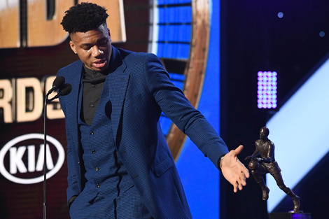 Giannis Antetokounmpo se emocionó tras recibir el trofeo al MVP.