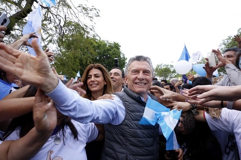 Macri saluda en Corrientes el viernes, en el acto para que el contó con la Policía a su entera disposición. 