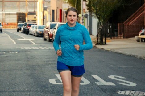 La comediante Jillian Bell  le pone garra y emoción al personaje.