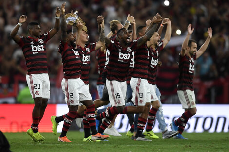 Las estrellas de Flamengo celebran la clasificación ante Gremio.