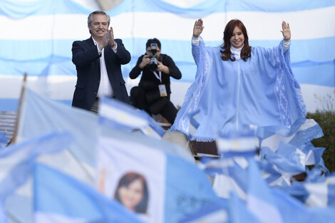 Alberto Fernández y Cristina Kirchner cerraron ante una multitud en la rambla marplatense.