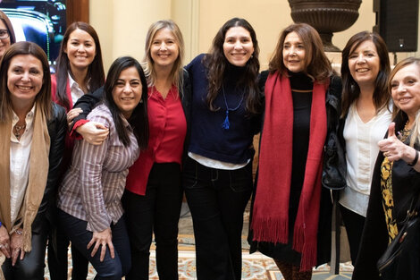 Marisa Graham, junto a un grupo de diputadas, tras ser confirmada como defensora de los Derechos de las Niñas, Niños y Adolescentes.